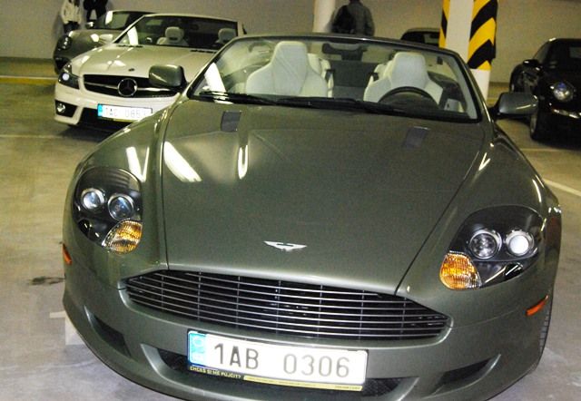 Aston Martin DB9 Volante patří k nejexkluzivnějším vozům v nabídce půjčovny. Denní pronájem přijde na 40 tisíc Kč | Foto: Radek Pecák