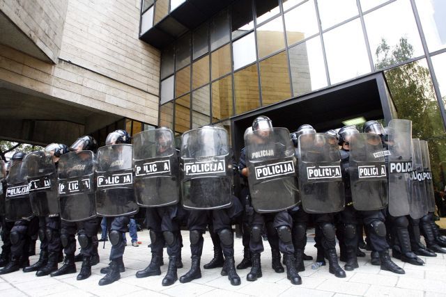 Policie hlídá parlamentní budovu chorvatsko-muslimské části Bosny při demosntraci bývalých vojáků z války v letech 1992 až 1995. Protestovali proti tomu, že jim chce vláda kvůli šetření odebrat finanční příspěvky. | Foto: Reuters