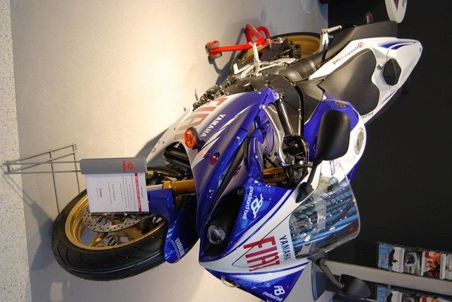 Yamaha YZF-R1 patří k nejrychlejším strojům na světě. Stojí 340 000 Kč. | Foto: Radek Pecák