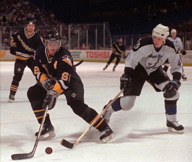 V roce 1990 Jágra z 5. místa draftoval do NHL Pittsburgh Penguins, kde se začínala vytvářet nová éra okolo Jágrova idolu Maria Lemieuxe. S Pittsburghem český hráč zažil svá nejúspěšnější léta a stihl vyhrát dva Stanley Cupy, jednu Hartovu trofej pro nejužitečnějšího a pět trofejí Arta Rosse pro nejproduktivnějšího hráče NHL. | Foto: Reuters