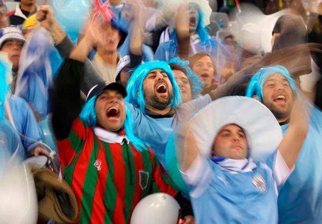 Fanoušci Uruguaje mají důvod k radosti, jejich tým míří k postupu ze skupiny. | Foto: Reuters