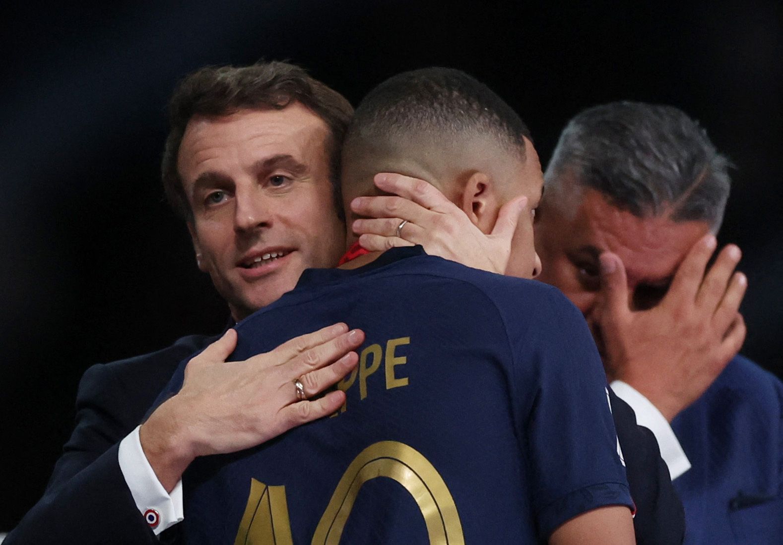« Tout est de la faute de Messi. »  La presse française pointe du doigt Mbappé, acclamé par Macron