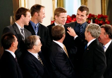 George Bush rozmlouvá s brankářem Red Wings Chrisem Osgoodem. | Foto: Jiří Šidliák, Reuters