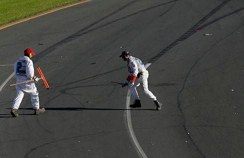 Úklid po nehodě v Melbourne | Foto: Reuters