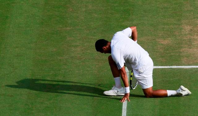 Tsonga padl na kolena,... | Foto: Reuters