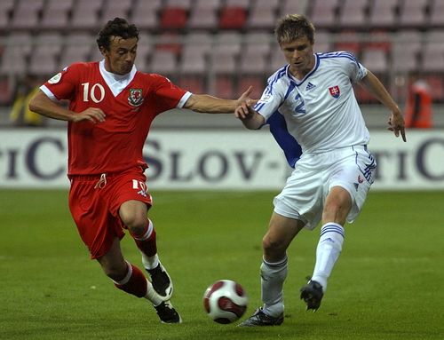 Slovák Vratislav Greško (vpravo) a Simon Davies z Walesu bojují o míč. | Foto: Aktuálně.cz