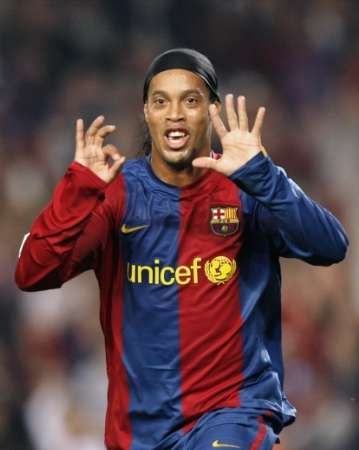 Brazilec Ronaldinho z Barcelony se raduje z gólu, který ve španělské lize vstřelil Villarrealu. | Foto: Reuters