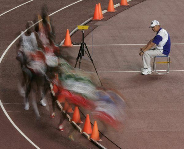 Sním, či bdím? říká si možná rozhodčí sledující mužské finále v běhu na 10 km. | Foto: Reuters