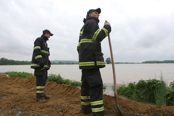 Toto jezero bylo ještě před pár hodinami pole. Zpětný tok vzedmuté Moravy korytem Kotojedky ho ale naplnil tak, že hrozilo přelít a protrhnout hráz polní cesty a zalít Kvasice. | Foto: Karel Toman