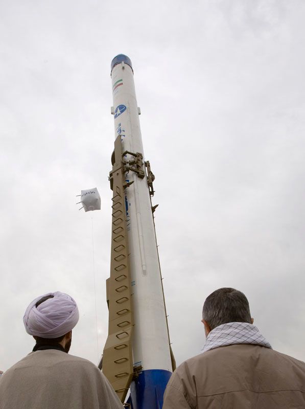 Model íránské lodi Safír, která na orbit vynesla první íránskou družici. | Foto: Reuters