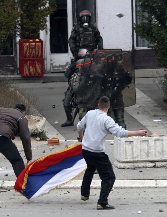 Obyvatelé srbské části města Kosovská Mitrovica zaútočili na mezinárodní jednotky kvůli sporům o soudní budovu. V pátek budovu pod správou OSN obsadili srbští demonstranti. V pondělí ráno budovu získaly zpět mezinárodní jednotky, přičemž několik desítek Srbů zatkly. Poté vypukly násilnosti. | Foto: Reuters