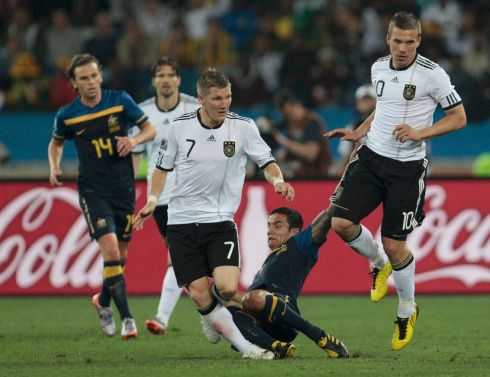 Schweinsteiger padá po zákroku australského hráče a přichází červená karta. Důležitý okamžik zápasu Německo - Austrálie | Foto: Reuters