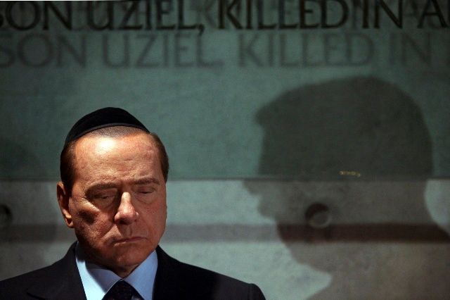 Sylvio Berlusconi v jeruzalémském památníku holocaustu Jad Vašem. | Foto: Reuters