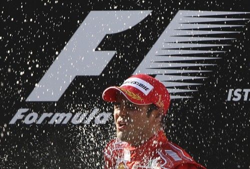 Brazilský pilot Ferrari slaví Felipe Massa slaví svůj triumf ve Velké ceně Turecka formule 1. | Foto: Reuters