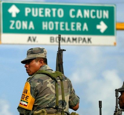 Mexická armáda se připravuje na ničivý hurikán stejně jako místní obyvatelé. Voják v ulicích Cancúnu. | Foto: Reuters