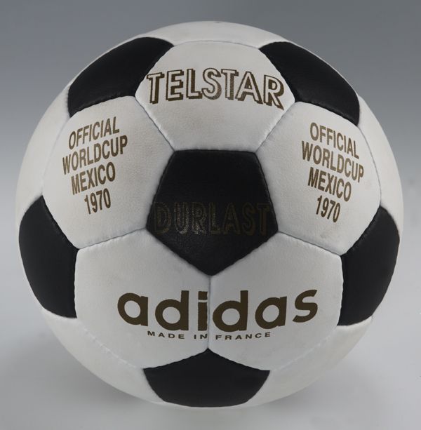 Pojďme se nyní podívat do historie. První oficiální míč, se kterým se hrálo na evropském šampionátu, byl Adidas Telstar a bylo to na Euru v Belgii v roce 1972. Nešlo o úplnou novinku, byl použit už o dva roky dříve při světovém šampionátu v Mexiku. Turnaj s ním vyhráli Západní Němci. | Foto: Adidas