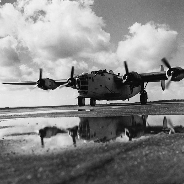 Bombardér Liberátor 311. československé bombardovací perutě RAF, rok 1943. | Foto: Ladislav Sitenský