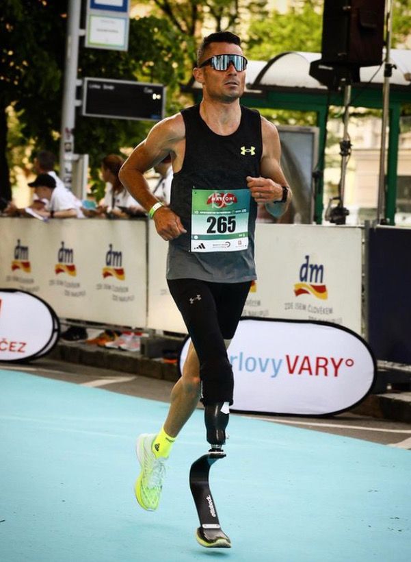 Sportu se věnuje stále, kromě cyklistiky také běhá. "Neříkám, že sport je lék na vše, ale rozhodně nám pomáhá být odolnější a cítit se optimisticky," míní Ježek. | Foto: Archiv Jiřího Ježka/Aktuálně.cz