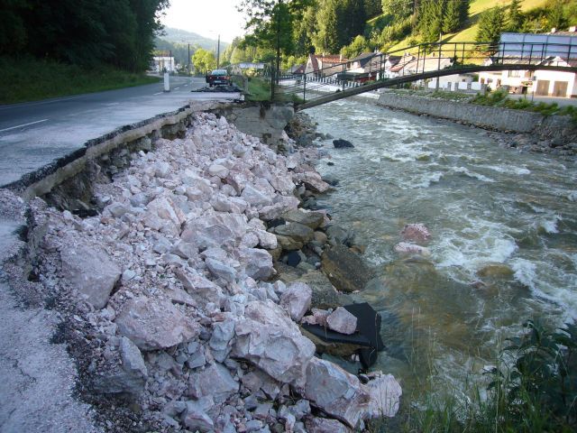 Na kraji Vrchlabí utrhlo Labe kus vozovky. | Foto: Pavel Baroch