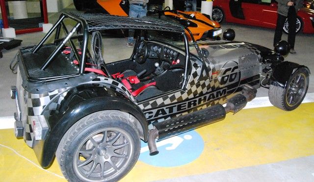 Nejlevnější auto v nabídce půjčovny je Caterham 7 Roadsport. Však také nemá střechu | Foto: Radek Pecák