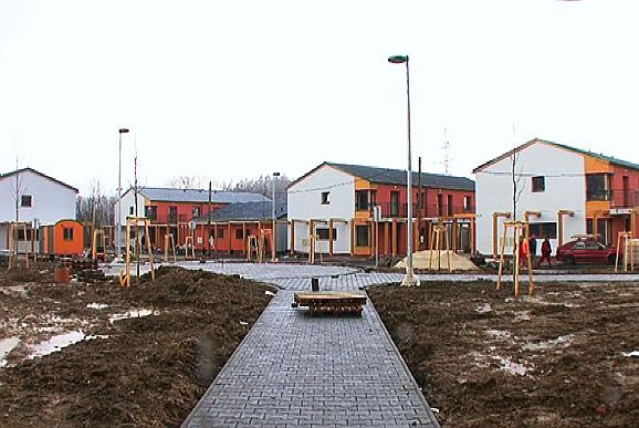 Areálu domů s pečovatelskou službou v Průběžné ulici v Ostravě-Porubě má být hotov v červnu 2009. | Foto: Petr Protivánek