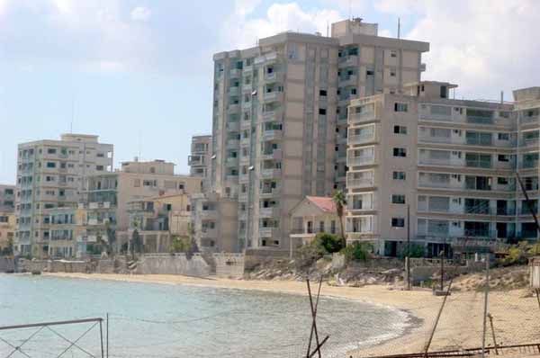 Poslední rekreanti si v kyperském městě Varosha užívali v roce 1974. Pak se letovisko stalo obětí turecko-řeckých sporů. Obsadili jej při invazi turečtí vojáci a řečtí obyvatelé město opustili. Od té doby je obehnané ostnatým drátem a chátrá. V současnosti se však uvažuje o obnovení města. | Foto: www.listverse.com