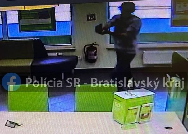 Záběr loupeže banky v Bratislavě z bezpečnostních kamer. | Foto: Polícia SR - Bratislavský kraj / Facebook.com