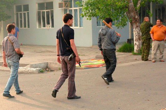 Podle místního tisku vyprovokovaly nepokoje skupiny mladých Kyrgyzů a Uzbeků podněcované kriminálními živly. | Foto: Reuters