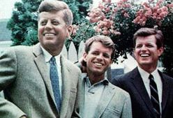 Bývalý americký prezident John Fitzgerald Kennedy, Robert Kennedy a Edward Kennedy. | Foto: Wikipedia