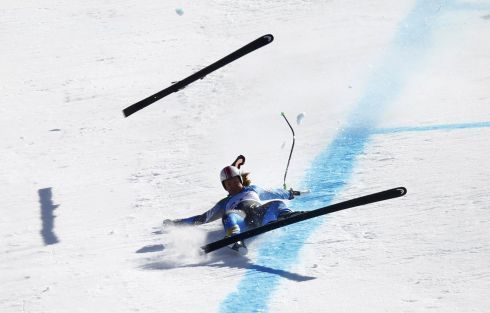 ANJA PEARSONOVÁ. To je příběh velkého pádu při sjezdu žen. Švédka velmi nebezpečně upadla těsně před cílem závodu... | Foto: Sport