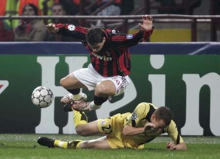 Yoann Gourcuff z AC Milán padá přes hráče Lille Matthiea Chalmeho (ve žlutém). | Foto: Reuters