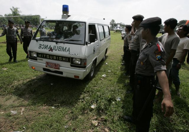 Sanitka přiváží těla tří popravených atentátníků do vesnice na východě Jávy. Přestože výbuchy na Bali v roce 2002 zabily mnoho Australanů, australská vláda nesouhlasí s popravnou útočníků. | Foto: Reuters