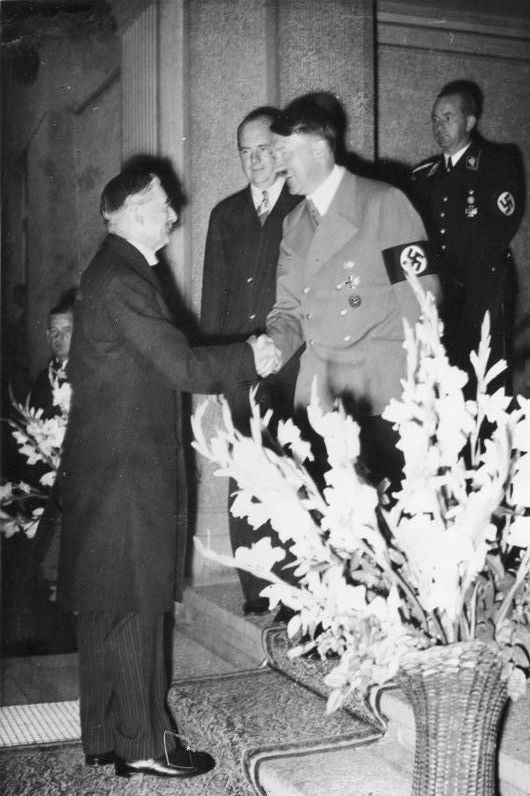 24. září 1938: Nacistický vůdce Adolf Hitler vítá před hotelem Dreesen britského premiéra Nevilla Chamberlaina, který za ním přijel do německého Godesbergu. | Foto: Bundesarchiv, Bild 146-1976-063-32 / CC-BY-SA 3.0