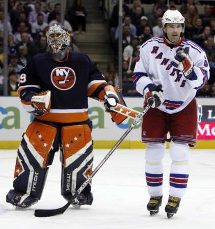 Křídlo New Yorku Rangers Jaromír Jágr vedle gólmana New Yorku Islanders Ricka DiPietra během newyorského derby. | Foto: Aktuálně.cz