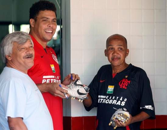 Potom Ronaldo rozdával úsměvy a autogramy | Foto: Reuters