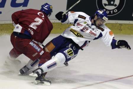 Lukáš Zíb (vlevo) atakuje Slováka Tomáše Surového v přátelském zápase v Brně. | Foto: Reuters