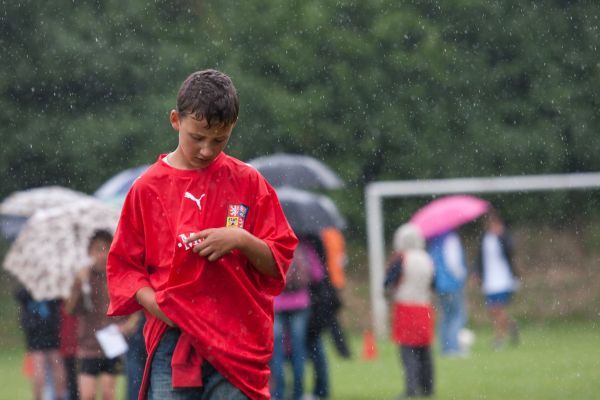 Při soutěži talentovaných fotbalistů přišla dešťová přeháňka, která ale klukům nijak nevadila. | Foto: Filip Fojtík