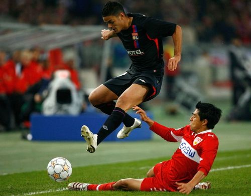 Ricardo Osorio z VfB Stuttgart's (dole) se snaží připravit o míč lyonského Karima Benzemu. | Foto: Reuters