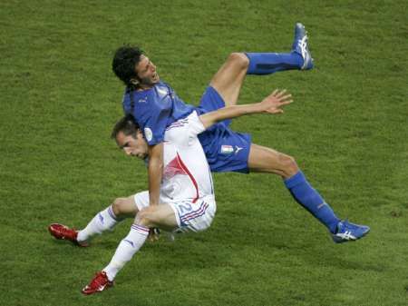 Francouz Franck Ribery (v bílém) a Fabio Grosso z Itálie v tvrdém souboji při finále MS. | Foto: Reuters