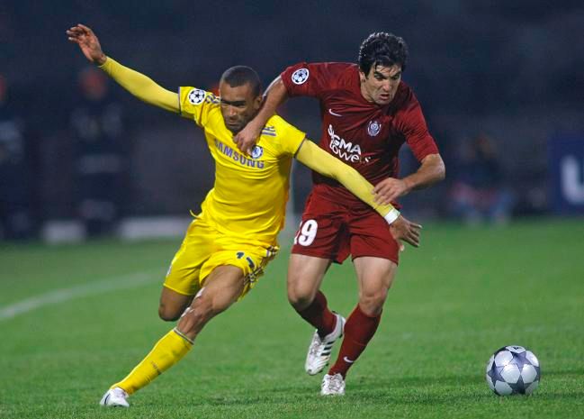 Juan Culio a Bosingwa v zápase Kluž - Chelsea | Foto: Reuters