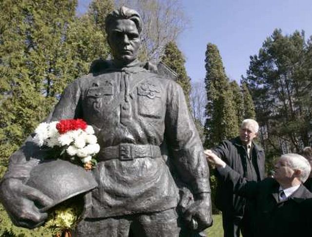 Socha rudoarmějce v Estonsku. | Foto: Reuters