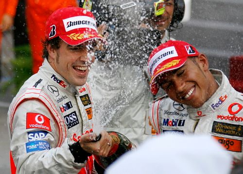 Fernando Alonso (vlevo) a Lewis Hamilton slaví úspěch McLarenu ve Velké ceně Monaka. | Foto: Reuters