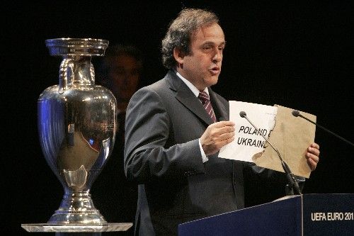 Prezident UEFA Michel Platini otvírá obálku s pořadateli fotbalového EURA 2012. | Foto: Reuters