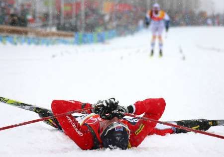 Vyčerpaný Lukáš Bauer v cíli stříbrného závodu. | Foto: Reuters