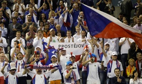 Kotel českých fanoušků ve finále Davis Cupu se Španělskem. | Foto: Reuters