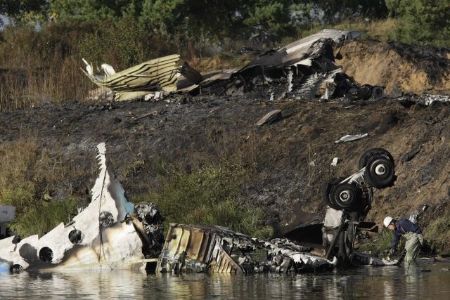 Letoun se rozlomil, část trupu skončila v řece Volze. | Foto: ČTK