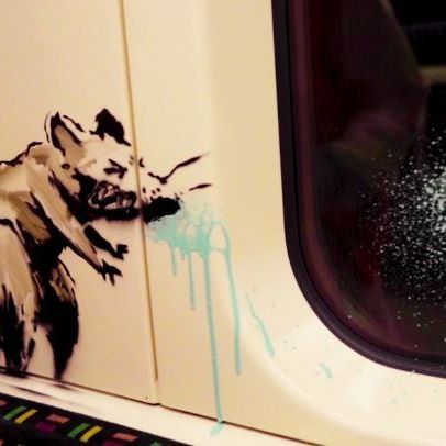 Přímý apel na své spoluobčany zanechal Banksy v londýnském metru. Na stěny jednoho z vagónů nasprejoval graffiti, kterým na lidi apeluje, aby nosili během koronavirové pandemie roušky. 

Jak informoval zpravodajský web stanice BBC, vedení londýnské hromadné dopravy potvrdilo, že dílo z metra kvůli přísným pravidlům proti graffiti záhy zmizelo. | Foto: Instagram/Banksy