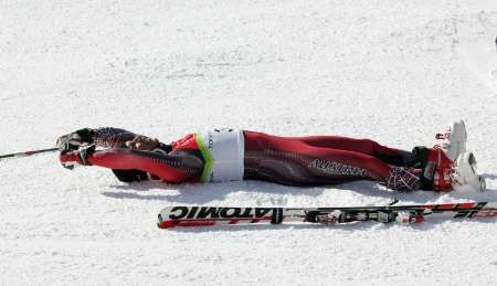 Rakouský lyžař Benjamin Raich nemůže v cíli uvěřit tomu, že vybojoval olympijské zlato v obřím slalomu. | Foto: Reuters