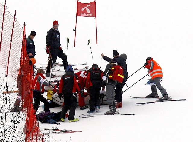 Tým záchranářů dává první pomoc rakouskému sjezdaři Matthiasi Lanzingerovi po jeho hrozivém pádu v nedělním závodě SP v Norsku. | Foto: Reuters