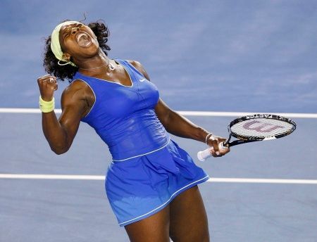 Serena Williamsová se raduje z postupu do finále Australian Open. | Foto: Jiří Šidliák, Reuters